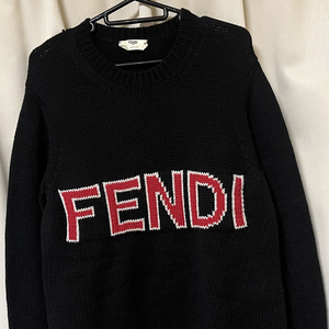 サイズ42 イタリア製 FENDI フェンディ 100％ウール ニット セーター ロゴ 黒 ブラック ミドルゲージ 古着 レア Italy レディース