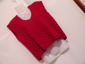 sy62 ニットベスト エンジ色 赤系 ■ 四角い編み柄 ■ 暖かそうなニット レトロな感じ 手編み風