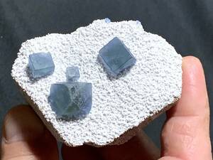 【新出】内蒙古産六面体藍色蛍石・4・89g程度（中国産鉱物標本）