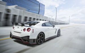 日産 GT-R NISMO R35 Bホワイトパール ニッサン NISSAN 壁紙ポスター 特大ワイド版921×576mm （はがせるシール式） 027W1