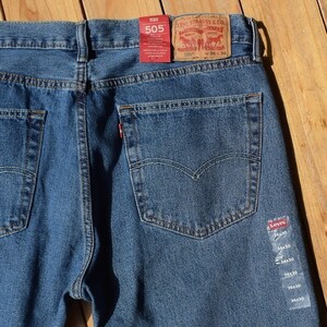 新品 Levi