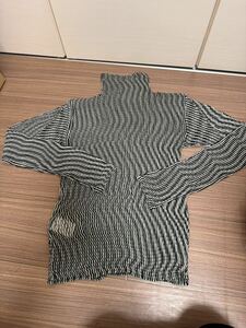 ★れ520★ 美品　イッセイミヤケ 黒 ジグザグプリーツ ハイネック　長袖　トップス ISSEY MIYAKE サイズ M