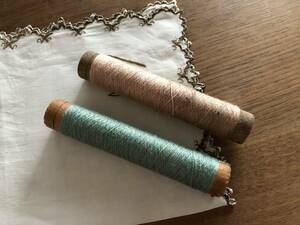 フランスアンティーク　木製糸巻き　ピンク　グリーン　二本セット　糸巻き　メルスリー　手芸　裁縫
