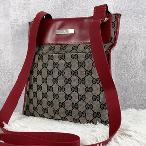 美品 GUCCI グッチ ショルダーバッグ クロスボディ サコッシュ キャンバス レザー GG柄 総柄 斜め掛け 肩掛け ロゴ型押し プレート メンズ 