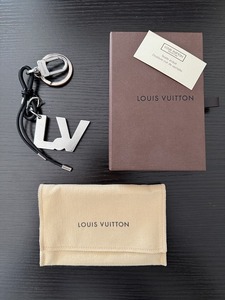 【美品】ヴィトン ポルトクレ LV イニシャル キーホルダー バッグチャーム M66497