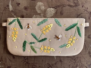 ハンドメイド、手刺繍、「蜜蜂とミモザのファスナー付き、ペン、コスメ、スマホ、グラスケース」２WAY　プレゼント付　ベージュ色