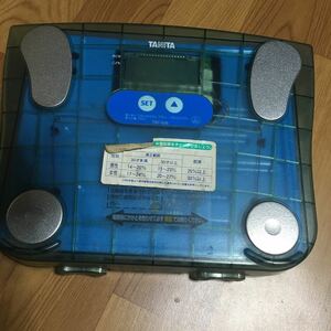 【雑貨】 体重計 TANITA タニタ 脂肪計付 ヘルスメーター 小型 TEF-605 液漏れ跡有 動作確認済み ジャンクにて