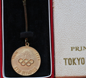 昭和39年 未使用箱入り★東京オリンピック記念品キーホルダー？PRINCE TOKYO 1964年 XVIII OLYMPIAD メダル型チャーム未メッキ真鍮カラー