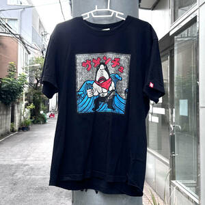 1円スタート パンクドランカーズ 鮫人シールTEE Tシャツ 黒 ブラック T-SHIRT サメンチュウ 鷹の爪 PUNK DRUNKERS 古着