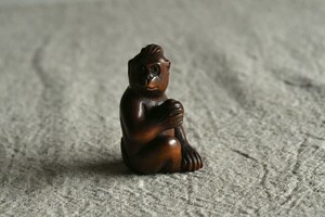 【古美術】猿 根付 Netsuke 精密 彫刻 超絶技巧 置物 在銘 玉石 サル さる