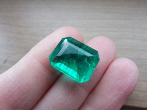 均一なテリが美しい　GGL鑑別付　エメラルド　　約10.90ct　ルース　vivid green　良い色