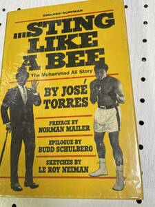 モハメッド・アリ　直筆サイン・署名カード貼り付け　原書　...STING LIKE A BEE ハードカバー・再版　ジャケット付き