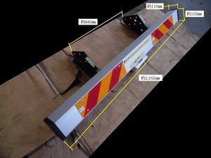 (615）中型(増トン)用 アルミリアバンパー(E2M)、ステー(ボルト付き)、反射板付き　新車外し品。