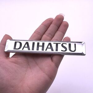 【２個セット】DAIHATSU(ダイハツ) エンブレム メッキシルバー　縦2.5cm×横13.5cm×厚3mm 