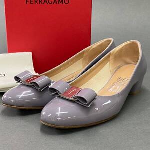 5a9 Salvatore Ferragamo サルヴァトーレ フェラガモ VARA ヴァラリボン エナメルヒールパンプス 7 1/2 ラベンダー パテントレザー