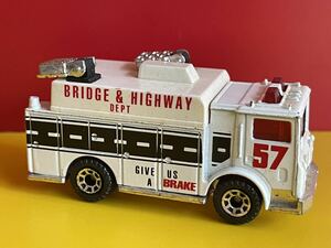 ☆MATCHBOX MACK AUXILIARY POWER TRUCK WHITE　1991 （マッチボックス　補助パワートラック　1991） 1/64スケール　ミニカー