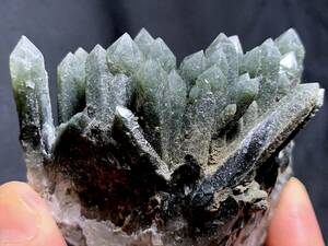 内蒙古産緑水晶クラスター・191g（中国産鉱物標本）