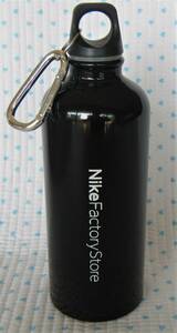 ナイキ　NIKE　カラビナ付きアルミ缶ボトル　黒色　容量:600ml　軽量アルミニウム製　販促非売品