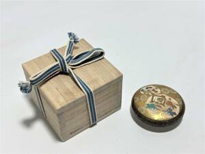 E36●薩摩焼・秀山【色絵人物金襴細密図香合】花鳥文 香道具 陶器 共箱 在銘 重さ：約52g 現状品