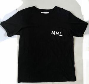 MHL. PRINTED COTTON JERSEY Mサイズ エムエイチエル マーガレットハウエル 半袖Tシャツ ブランドロゴTシャツ ポケットTシャツ 黒T白ロゴ