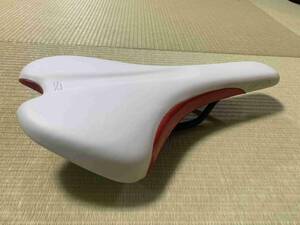 未使用☆SELLE ROYAL SETA サドル　ホワイト＆レッド