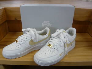 未使用 NIKE WMNS AIR FORCE 1 07 ESS 24㎝ スニーカー 靴 シューズ 激安1円スタート