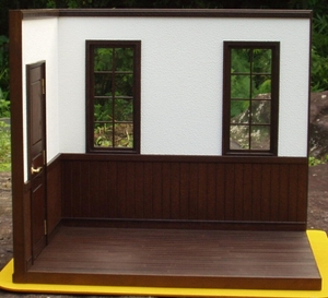 細い窓の中型ドールハウス　茶/左