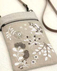 ★ボタニカル刺繍　スマホショルダー　携帯ポーチ　