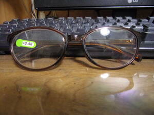 老眼鏡 ＋2.5 ブルーライト約40％カット 超軽量。②
