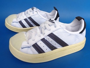 14165■新品 デッド 23年製 adidas PUFFYLETTE FOOTWEAR WHITE CORE BLACK HP6697 アディダス サンダル パフィレッタ 23.5