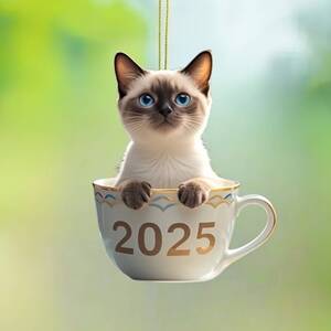 キーホルダー かわいい シャム猫 2025 新年 平面 2D アクリル 8cm コーヒーカップ ねこ おもしろ バックミラー 鍵 ネコ インテリア t3910