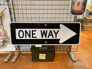 道路標識 本物 ONE WAY E 一方通行 即決 アメリカ雑貨 輸入雑貨 カリフォルニア ロードサイン ノース メタルサイン E162 ロサンゼルス