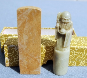 2個　蝋石　印材　黄土色系：平型　　寿老人形：丸型