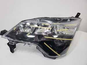 142 トヨタ　TOYOTA　スペイド　ncp141 140系　hid ヘッドライト　ヘッドランプ　左ヘッドライト 　左　左側　純正　koito 52-261