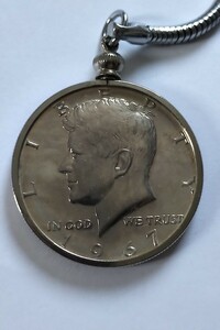 古いキーホルダー 1967 HALF DOLLAR ケネディー銀貨 美品 やさぐれメタルさんにもお薦め 古銭 コイン USA