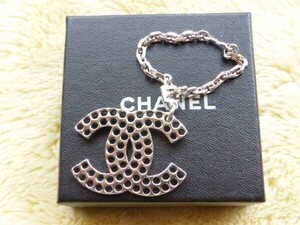 ☆送料無料☆CHANEL　シャネル　シルバーCOCOマークパンチングチャームホルダー　キーチェーン　キーリング（USED)