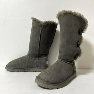 UGG BAILEY BUTTON TRIPLET 1873 アグ ベイリーボタン トリプレット チェストナッツ ムートンブーツ シープスキン 24cm グレー　＊DW