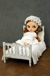 Lily White / アンティーク風白いドールベッドとナイトドレスのセット ブライス ドール家具 ドールハウス blythe doll house