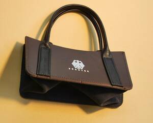 No.2307B　皮革製 Trap Bags Handle Col. Black. 牛革2.5mm・Darkgrey Col. 底革。スエード・Navy Col．75発入・自家製品