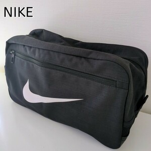 【人気】NIKE ナイキ☆スウッシュロゴ付シューズバッグ BLACK ブラック 黒 メンズ・レディース兼用 シューズケース ブラジリアシューバッグ