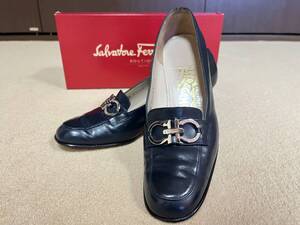 サルバトーレ・フェラガモ　SALVATORE　 FERRAGAMO　パンプスカンチーニ　ブラックレザー　ゴールド金具　5 1/2C(23cm)