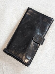 イタリー製本革長財布、カード収納　かなり良い革を使用しています　ポケット数が20はあります　ボタン留め　ブラック色　革の質は上等です
