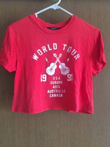 FOREVER21 未使用 レッド 半袖 Tシャツ 丈短め 女性用 レディース Sサイズ 赤色 ギター WORLD TOUR キッズガールズにも！ フォーエバー21