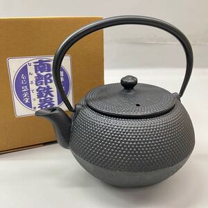 SU■未使用■ 南部 盛栄堂 鉄瓶 外箱/しおり付き 小粒 あられ 南部鉄器 鉄器 急須 湯沸かし 茶注 金属工芸 工芸品 茶器 茶道具 古民具