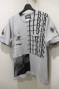 即決 TAKAHIROMIYASHITA The SoloIst. タカヒロミヤシタ ソロイスト TLRIK メッセージ＆フォトプリントTシャツ t.0001 グレー メンズ M