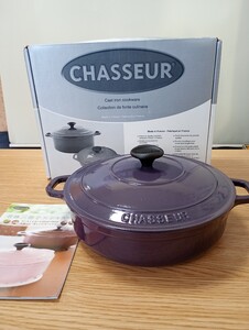 【未使用品】CHASSEUR シャスール ラウンドキャセロール 両手鍋 24cm ダークパープル調理器具　フランス製