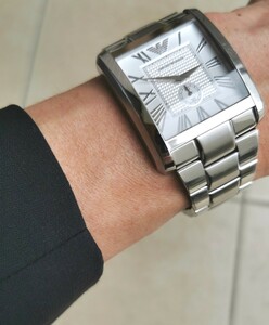 アルマーニの四角いメンズ腕時計 シルバーフェイス