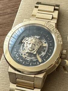 VERSACE ゴールドロゴフェイス　メンズ腕時計　美品