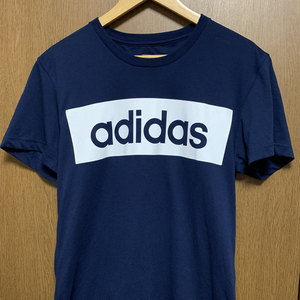 XO adidas Sport Essentials｜アディダス 半袖 Tシャツ ネイビー プリント Climalite