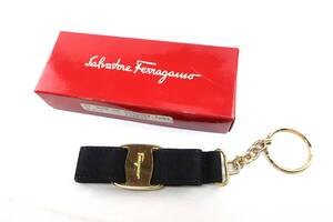 ☆【B送900円】1001　Salvatore Ferragamo サルヴァトーレフェラガモ　ヴァラリボン　キーホルダー　チャーム　黒×ゴールド　イタリア　　